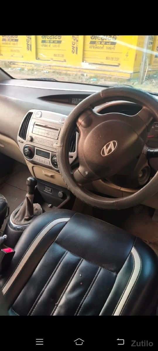 ફોર વ્હીલ વેચવાની છે ફોર વ્હીલ વેચવાની છે