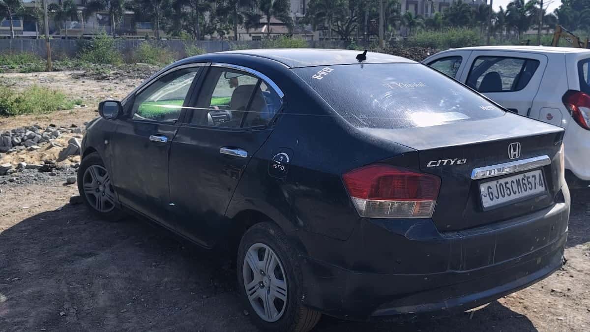 કાર વેચવાની છે કાર વેચવાની છે