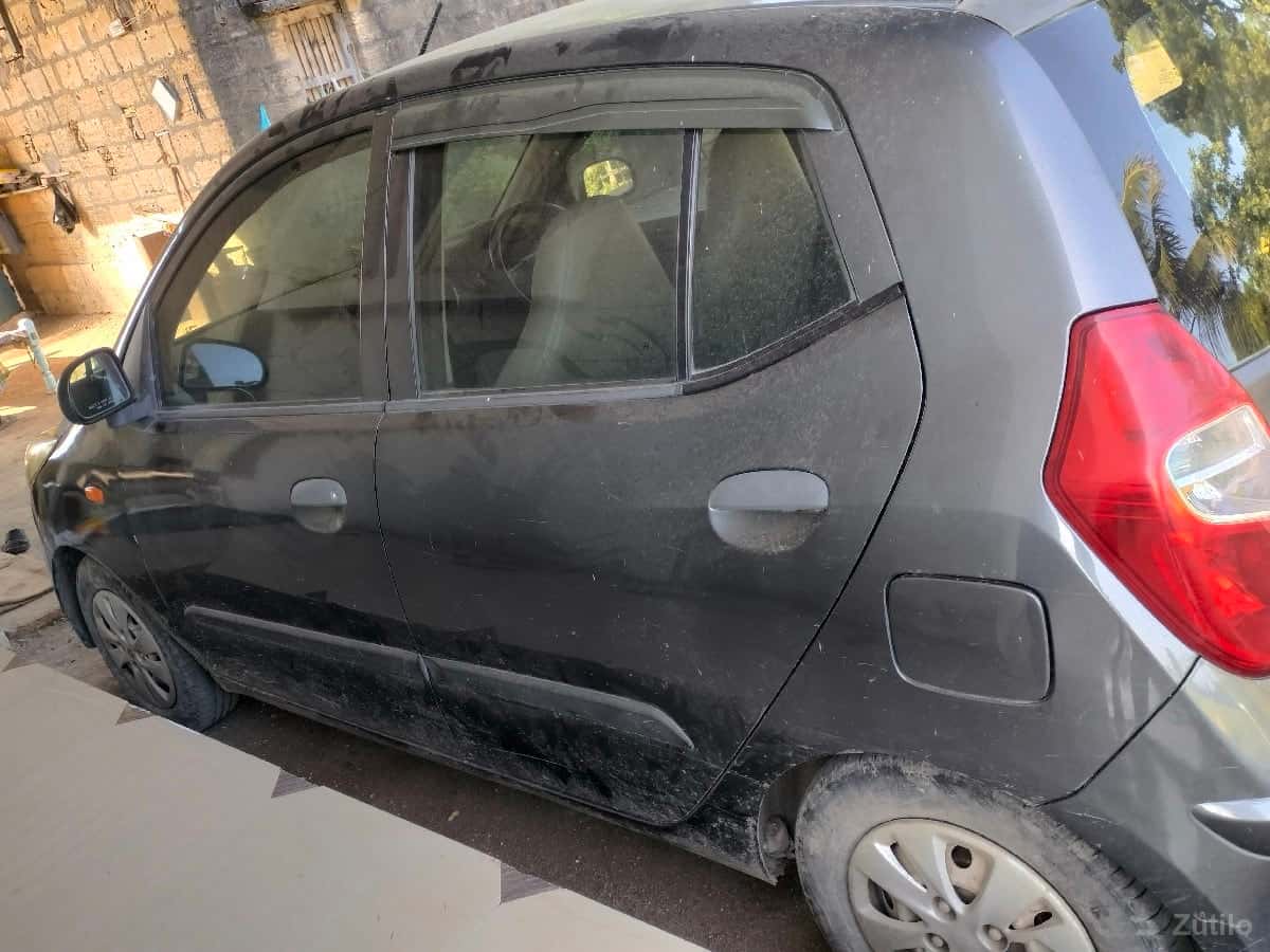 ફોરવીલ વેચવાની છે. ફોરવીલ વેચવાની છે.