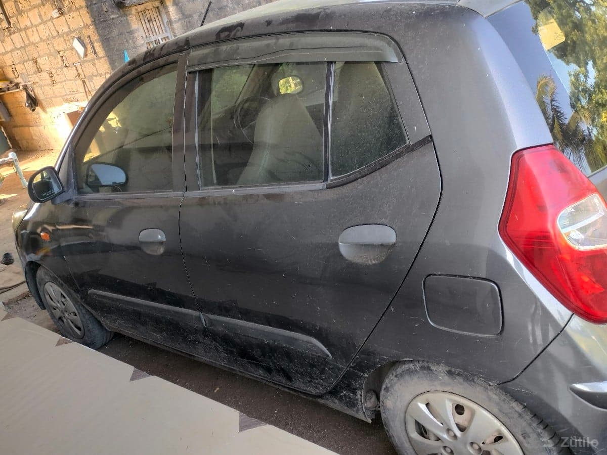 ફોરવીલ વેચવાની છે.