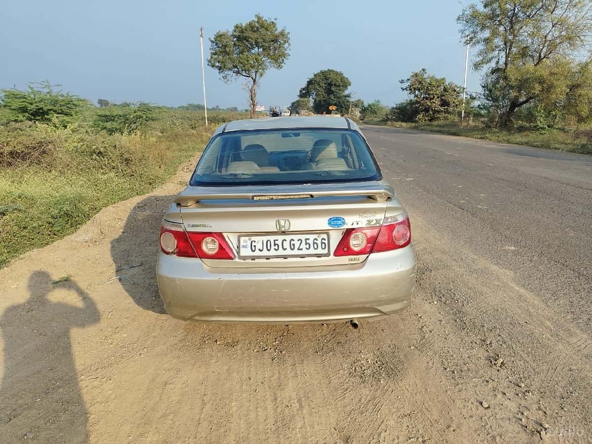 ફોર વીલ કાર વેચવાની છે ફોર વીલ કાર વેચવાની છે