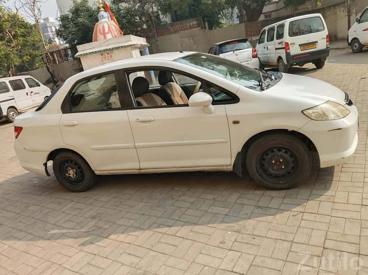 Honda City ZX 2005 White Sedan Honda City ZX 2005 White Sedan