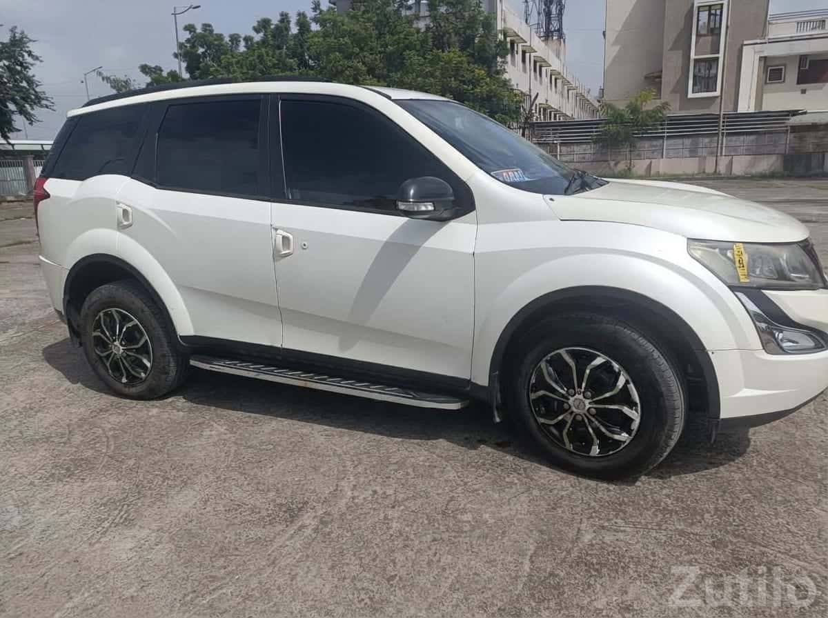 Mahindra XUV500 W6 2017 White SUV Mahindra XUV500 W6 2017 White SUV