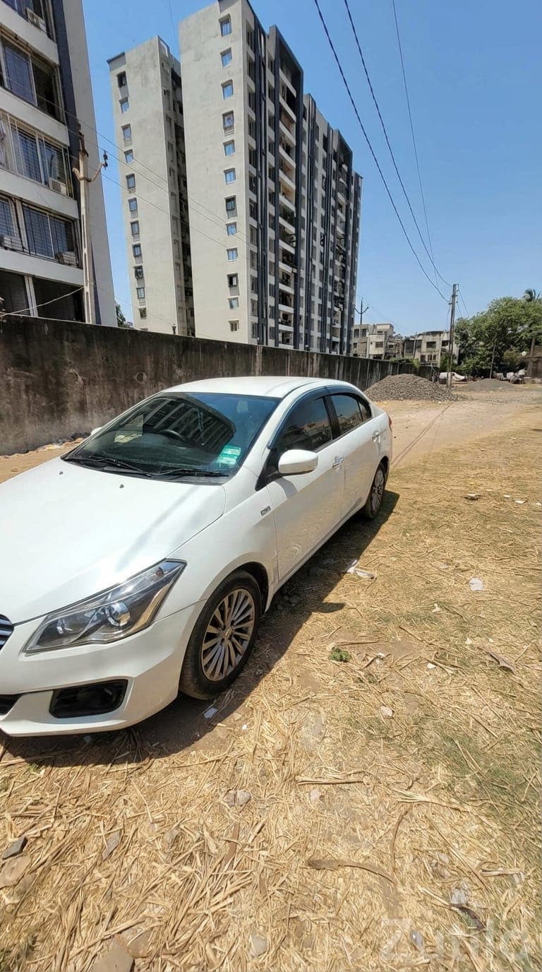 Maruti Suzuki Ciaz ZDi Top – White Sedan