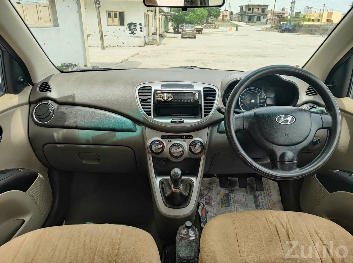Hyundai i10 CNG – Clean Beige Interior