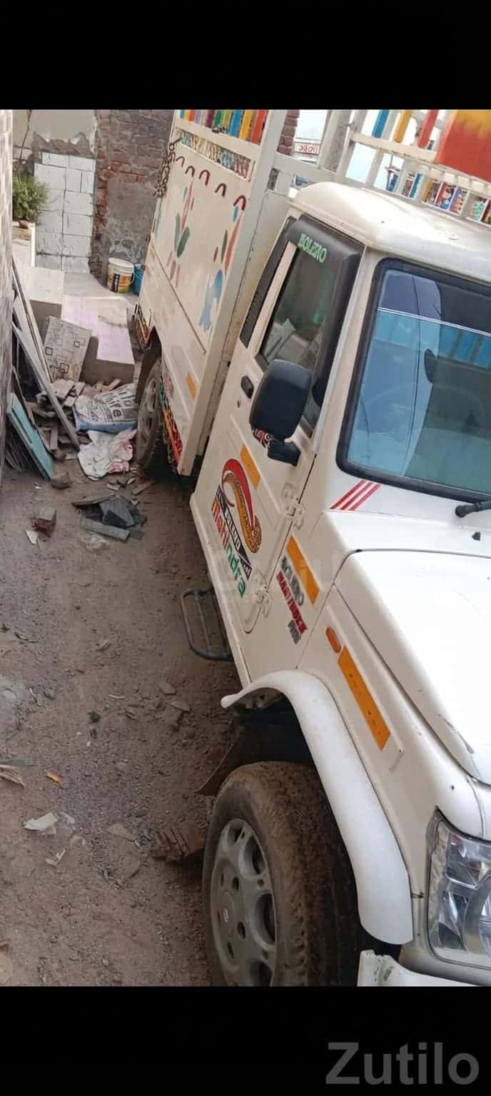 Mahindra Bolero Maxi Truck Plus White Mahindra Bolero Maxi Truck Plus White