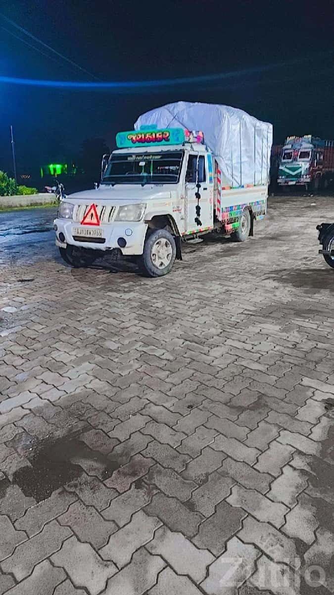 White Mahindra Pickup Cargo Truck White Mahindra Pickup Cargo Truck