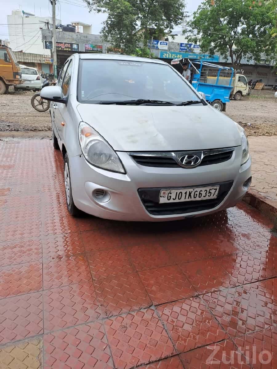 Hyundai i20 Silver Petrol Family Car Hyundai i20 Silver Petrol Family Car