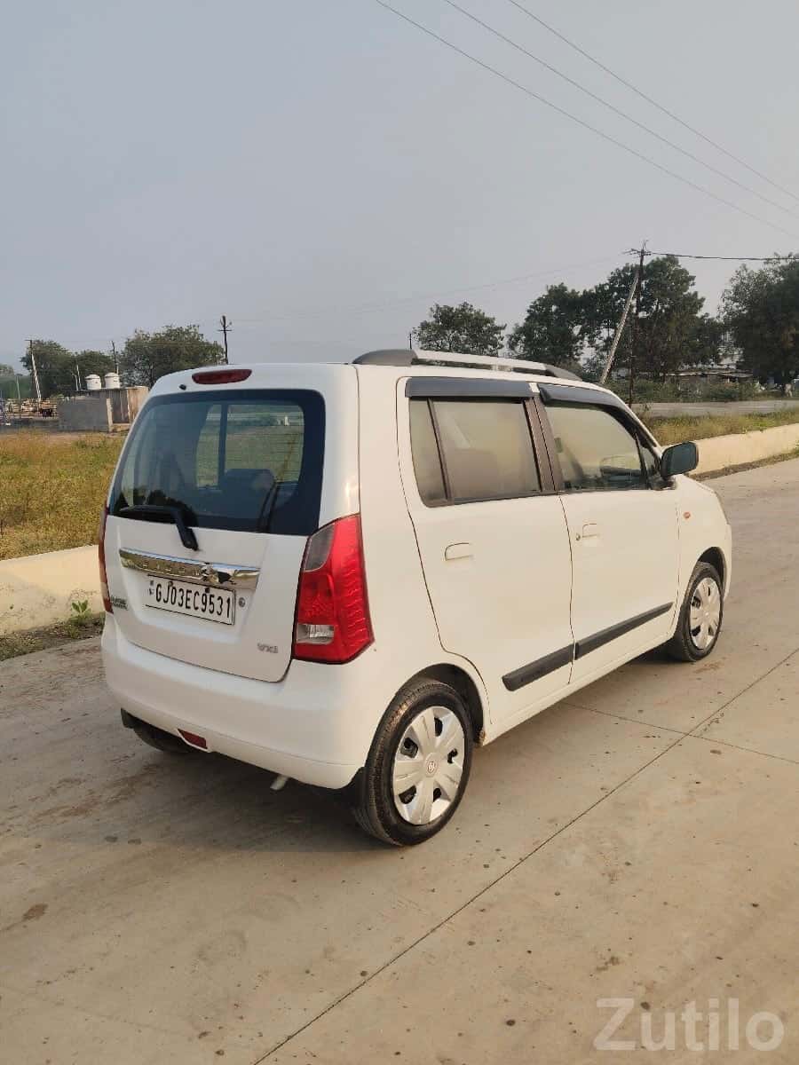 White WagonR VXI – Reliable Family Car White WagonR VXI – Reliable Family Car
