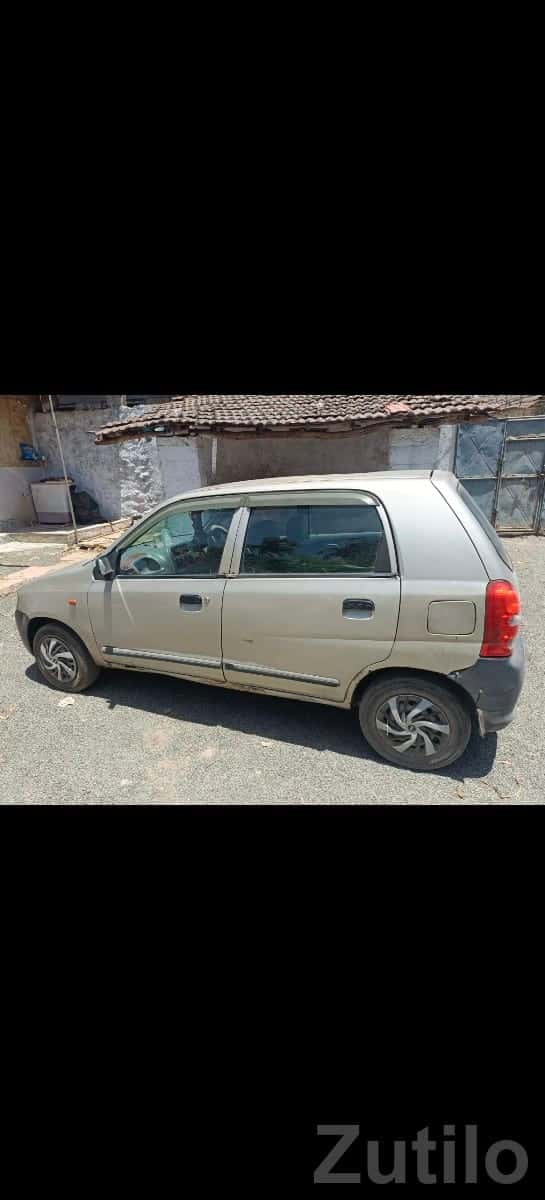2006 Small Family Car – Beige Hatchback 2006 Small Family Car – Beige Hatchback