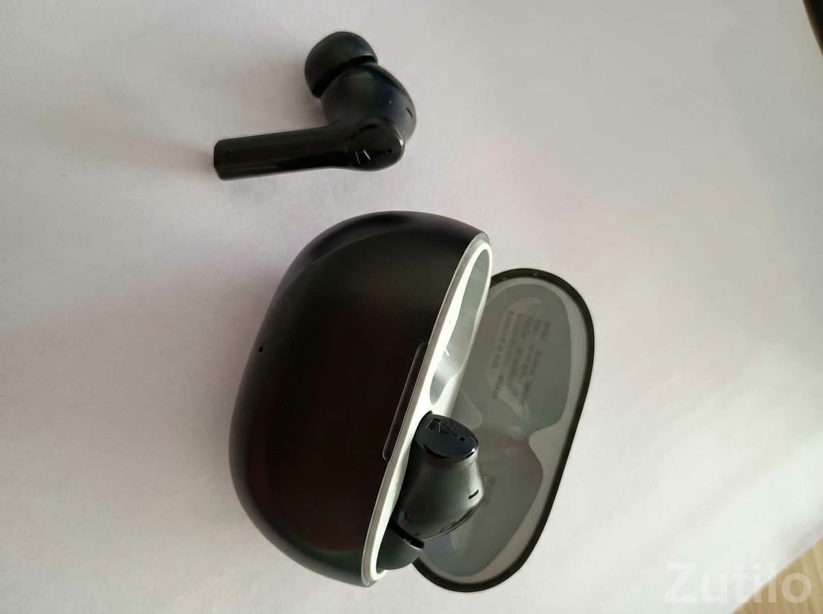 boAt Black Wireless Earbuds with Case boAt Black Wireless Earbuds with Case