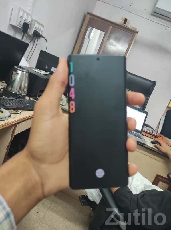 Sleek Black Android Smartphone for Sale Sleek Black Android Smartphone for Sale