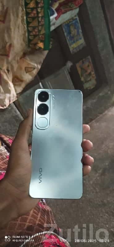 Vivo Silver Smartphone with Dual Camera Vivo Silver Smartphone with Dual Camera