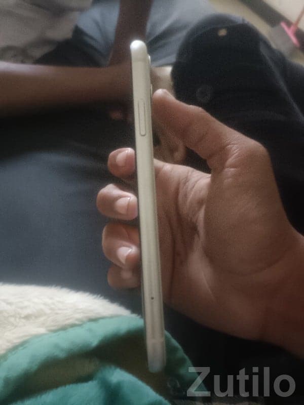 Used Apple iPhone – Slim Silver Body