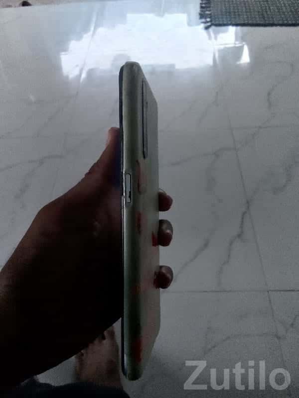 Realme 6i Smartphone in Good Condition Realme 6i Smartphone in Good Condition