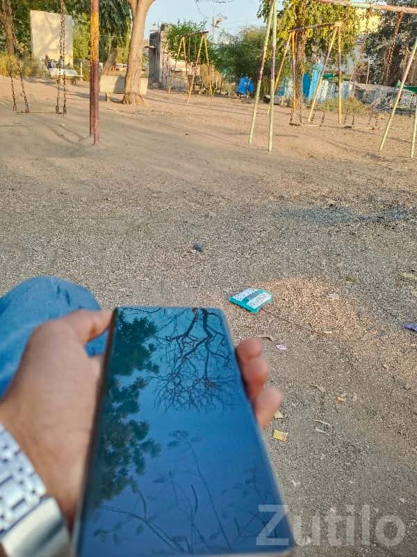 Sleek Full‑Screen Android Smartphone Sleek Full‑Screen Android Smartphone