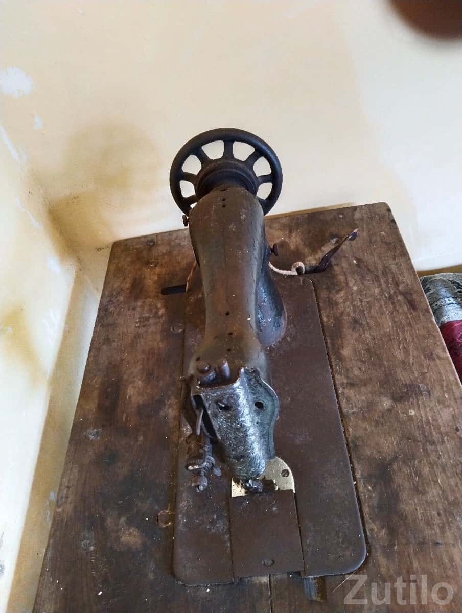 Old Manual Sewing Machine for Repair Old Manual Sewing Machine for Repair