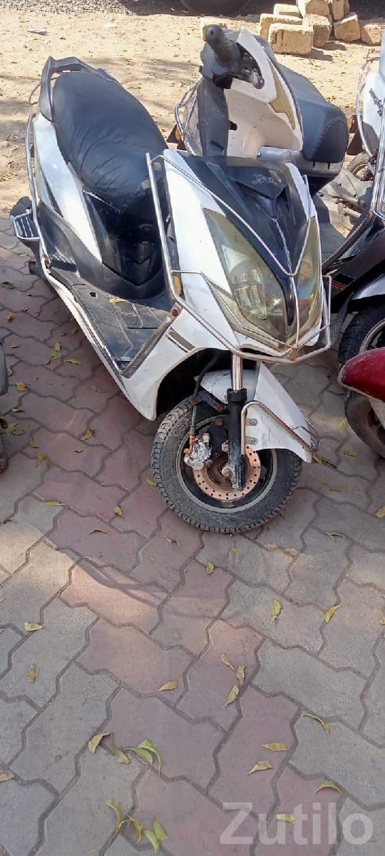 Used White Gearless Scooter for Sale