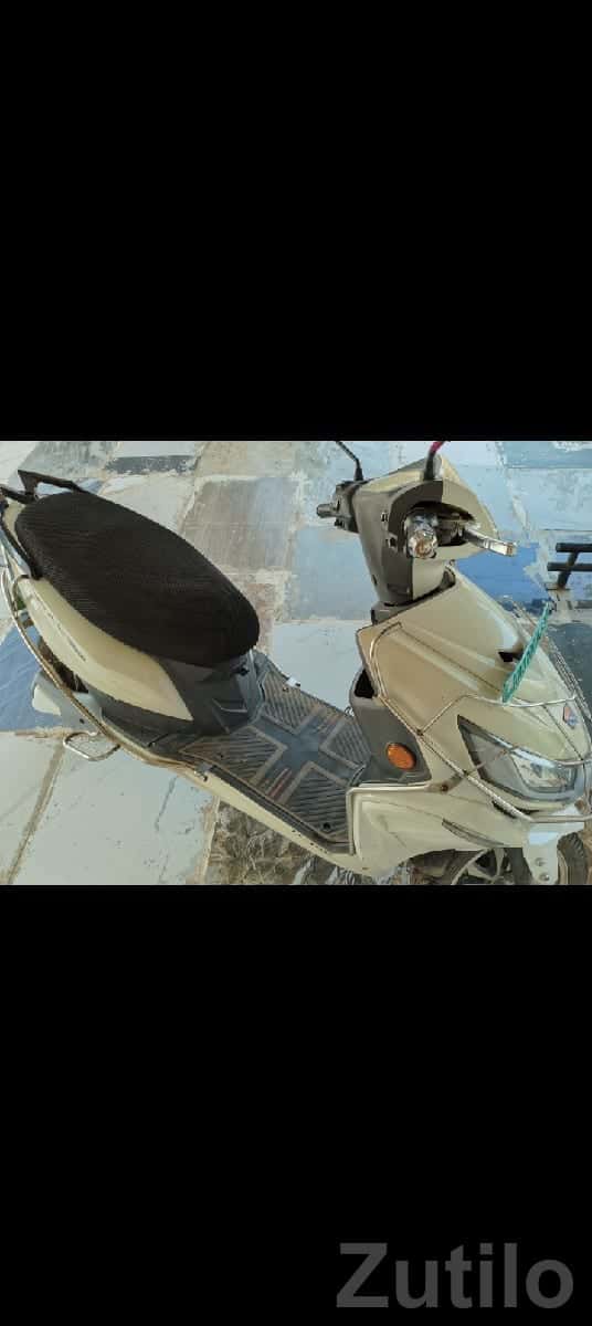 Used Beige Scooter 2022-23 Model Used Beige Scooter 2022-23 Model