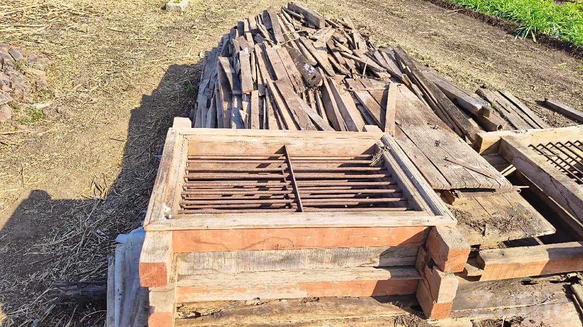 Old House Wooden Scrap Doors & Windows Old House Wooden Scrap Doors & Windows