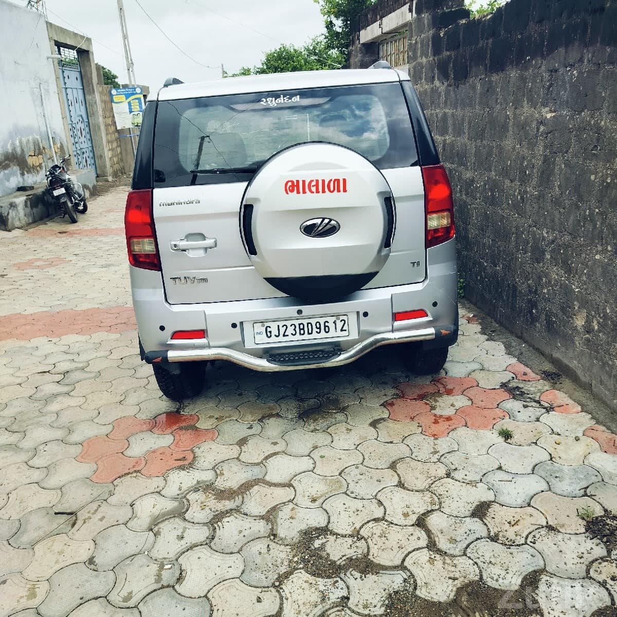 Mahindra TUV300 T8 Silver SUV for Sale Mahindra TUV300 T8 Silver SUV for Sale