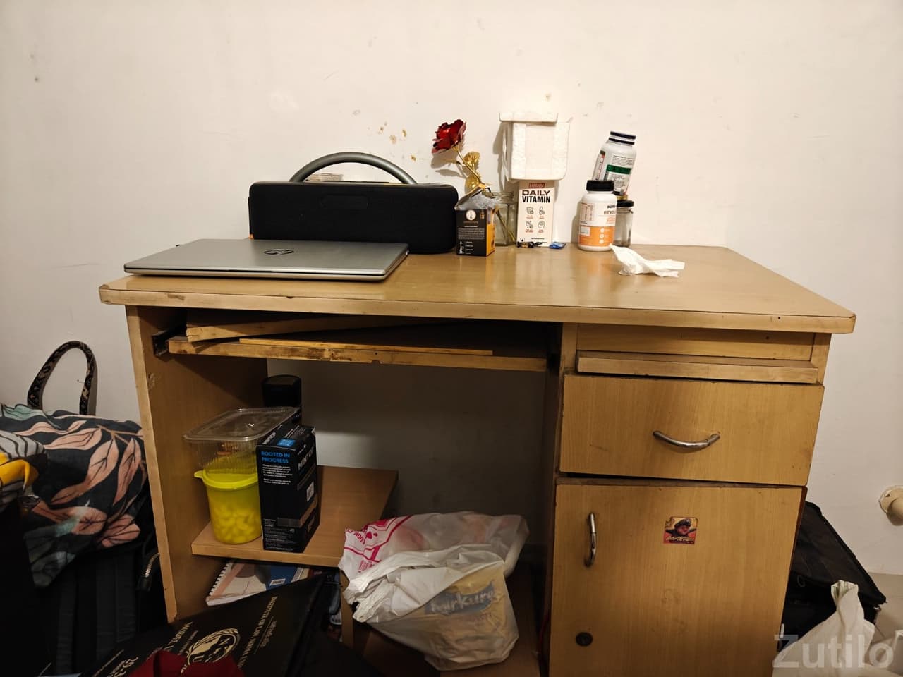 Table with compartments and in good condition Table with compartments and in good condition