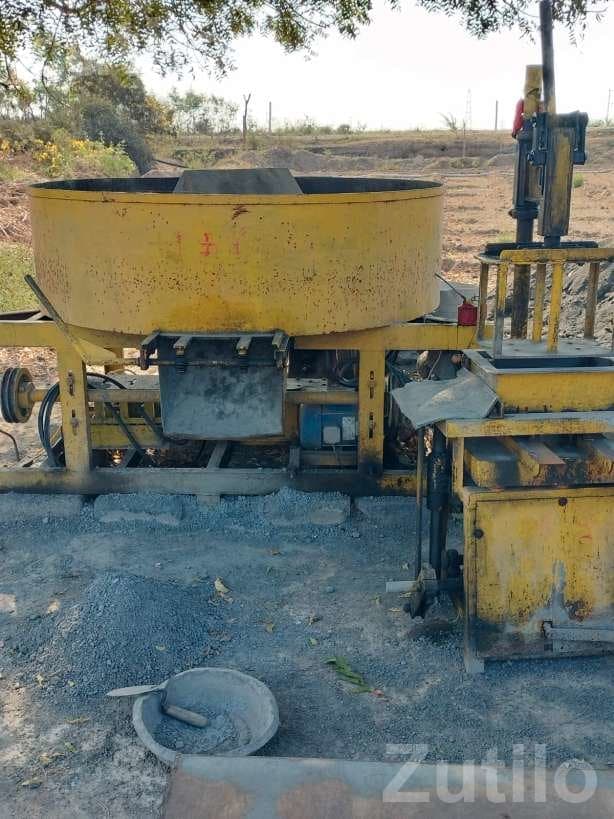 Paver Block Making Machine with Platform Paver Block Making Machine with Platform