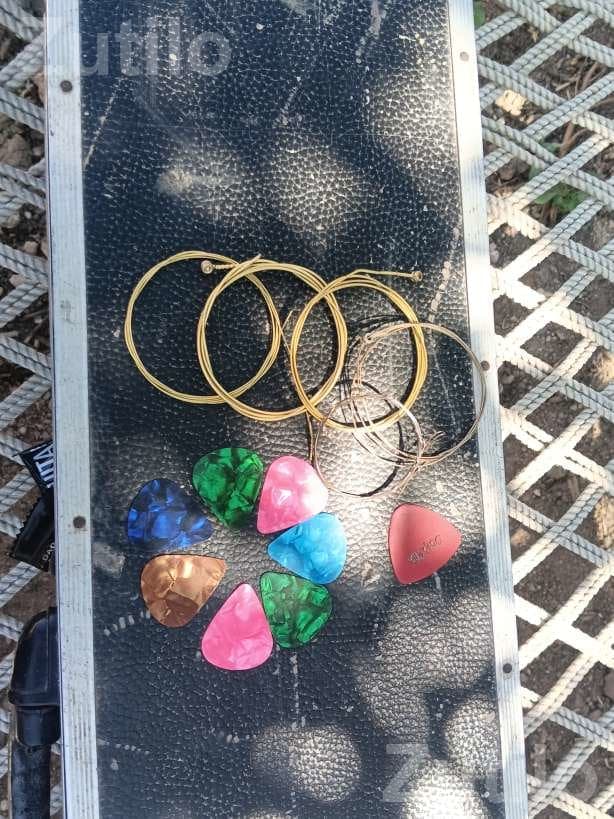 Banjo Strings and Guitar Picks Set Banjo Strings and Guitar Picks Set