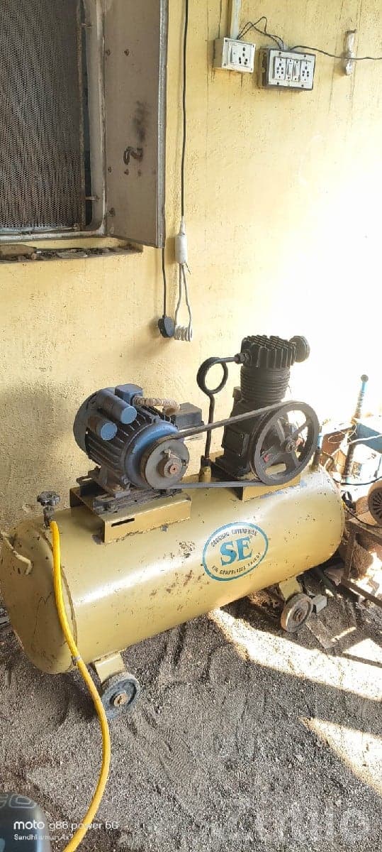 Air Compressor Machine in Good Condition Air Compressor Machine in Good Condition