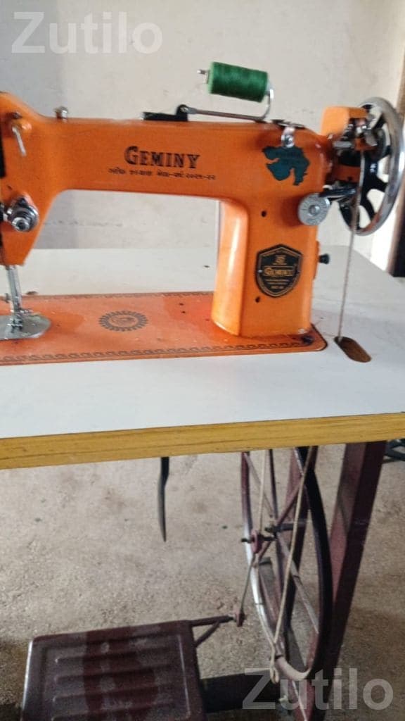 Geminy Sewing Machine with Table Geminy Sewing Machine with Table