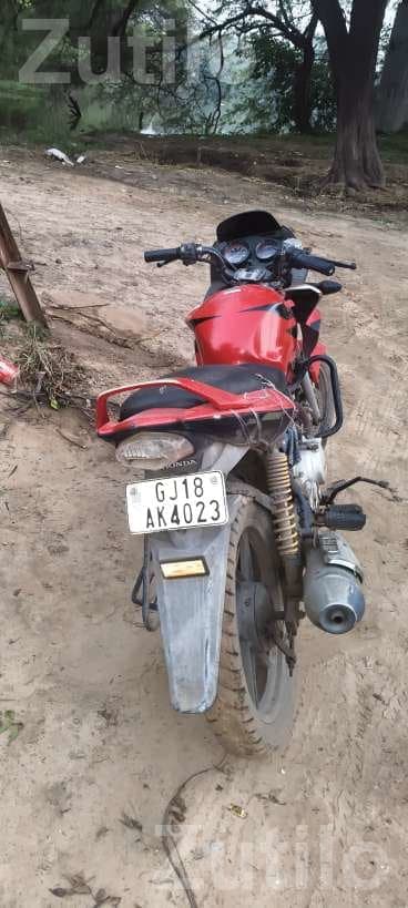 Honda Motorcycle 2006 Model Red Honda Motorcycle 2006 Model Red