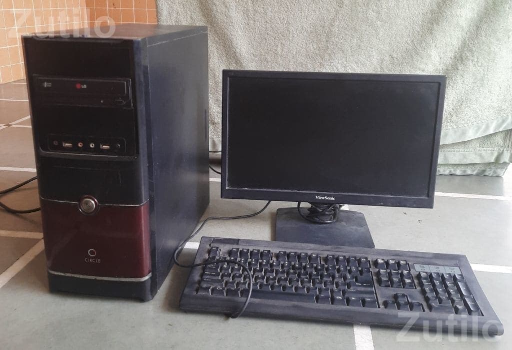 Desktop Computer Set with Monitor and Keyboard Desktop Computer Set with Monitor and Keyboard
