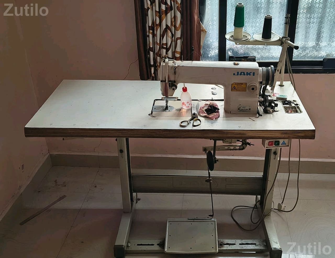 JACK Industrial Sewing Machine with Table JACK Industrial Sewing Machine with Table