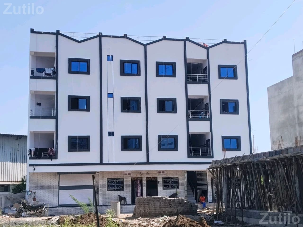 Apartment Building with 19 Rooms and 1 Shop Apartment Building with 19 Rooms and 1 Shop