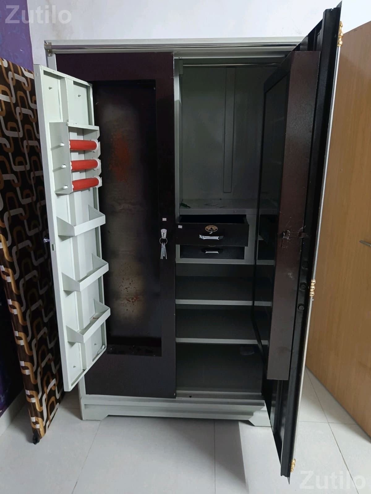 Steel Wardrobe Cupboard with Lock and Shelves Steel Wardrobe Cupboard with Lock and Shelves