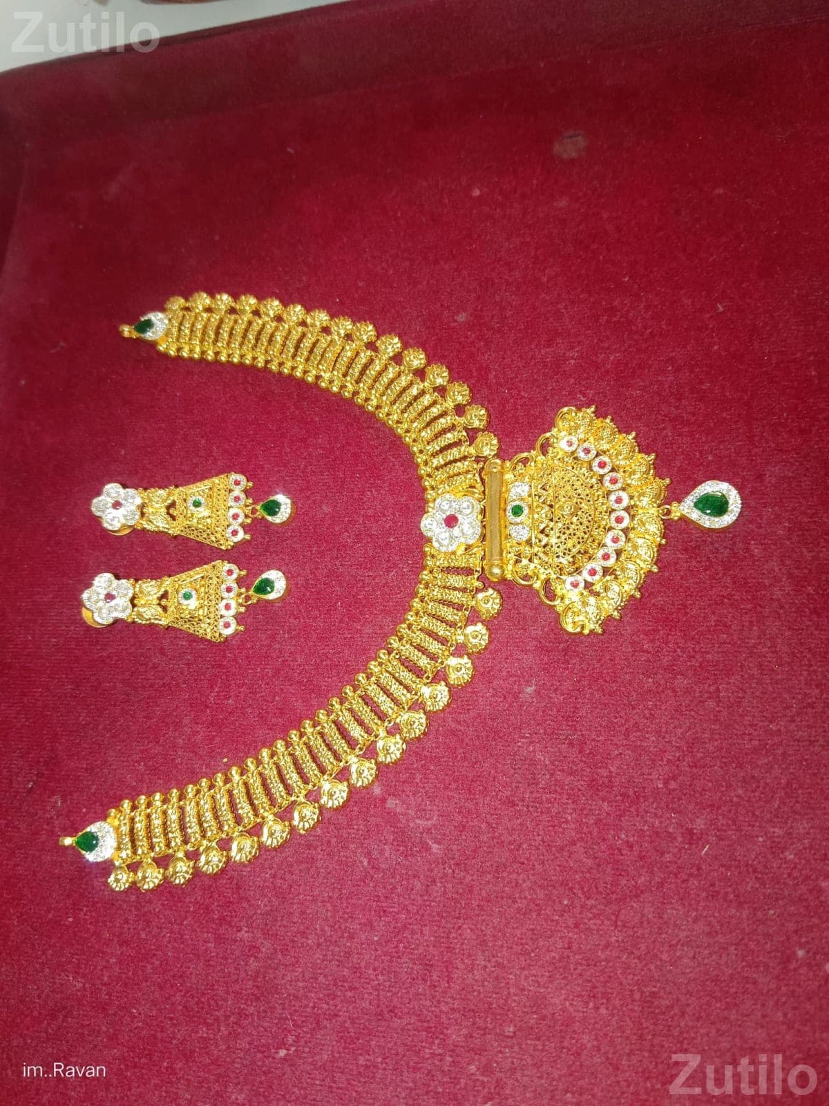 Traditional Necklace Set with Matching Earrings Traditional Necklace Set with Matching Earrings