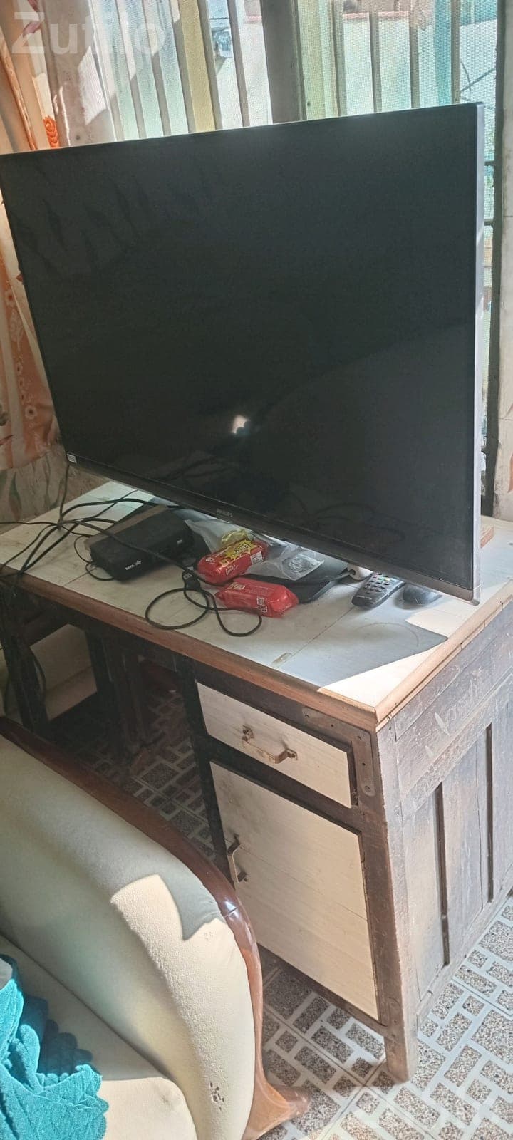 Philips Flat Screen TV with Table Philips Flat Screen TV with Table