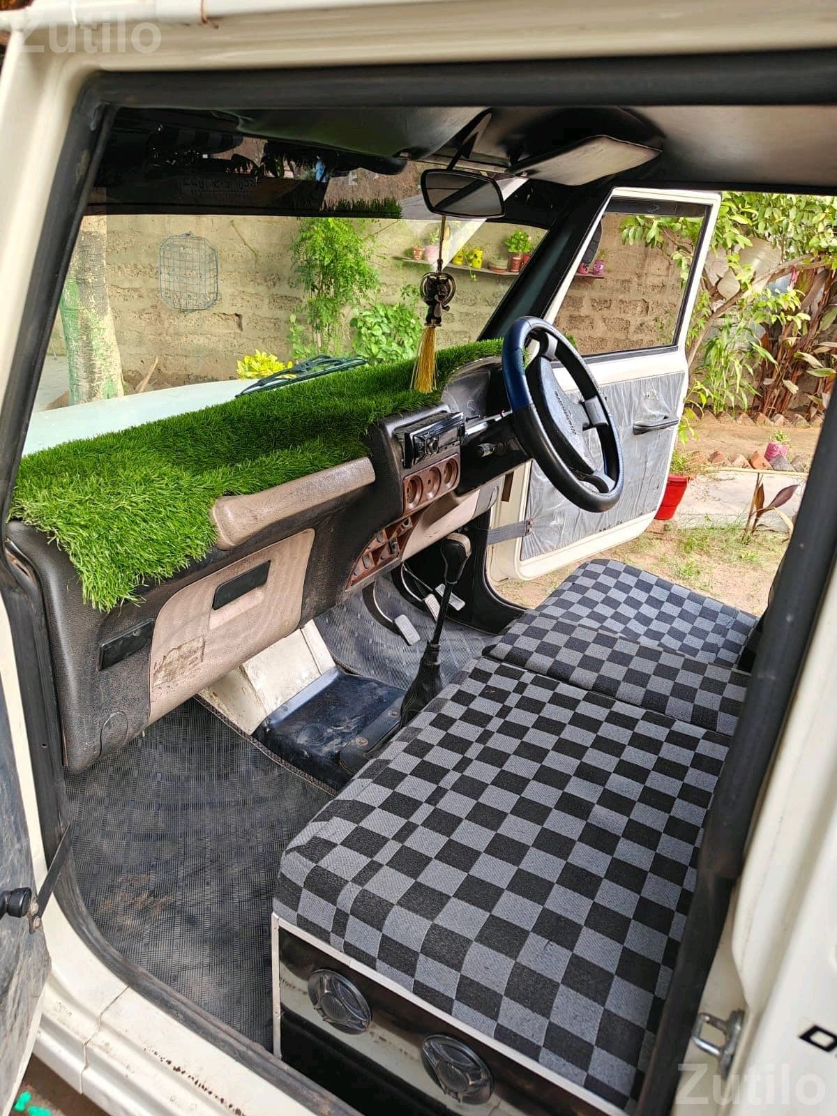 Mahindra Jeep White Manual SUV Mahindra Jeep White Manual SUV