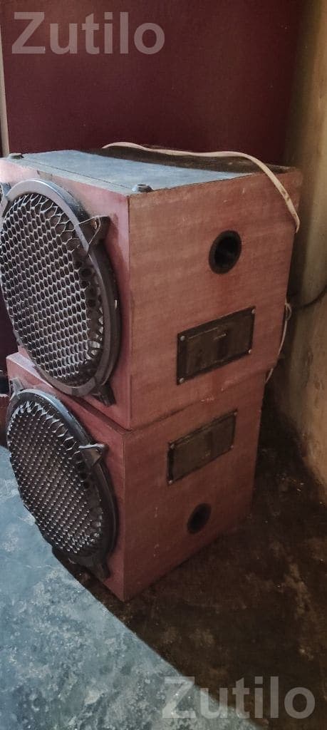 Pair of 10 Inch Wooden Speaker Cabinets Pair of 10 Inch Wooden Speaker Cabinets