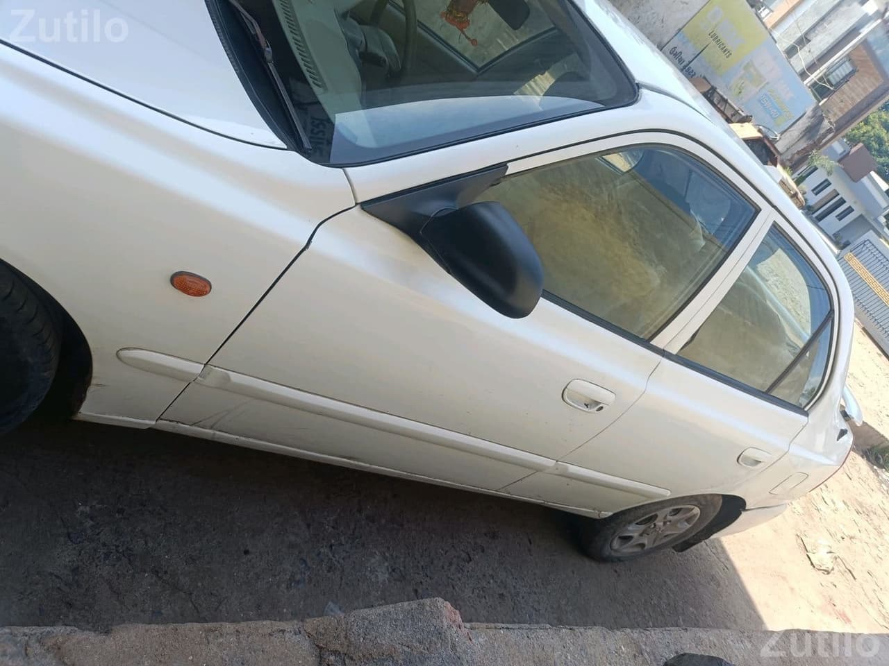 2007 Model White Sedan Car 2007 Model White Sedan Car