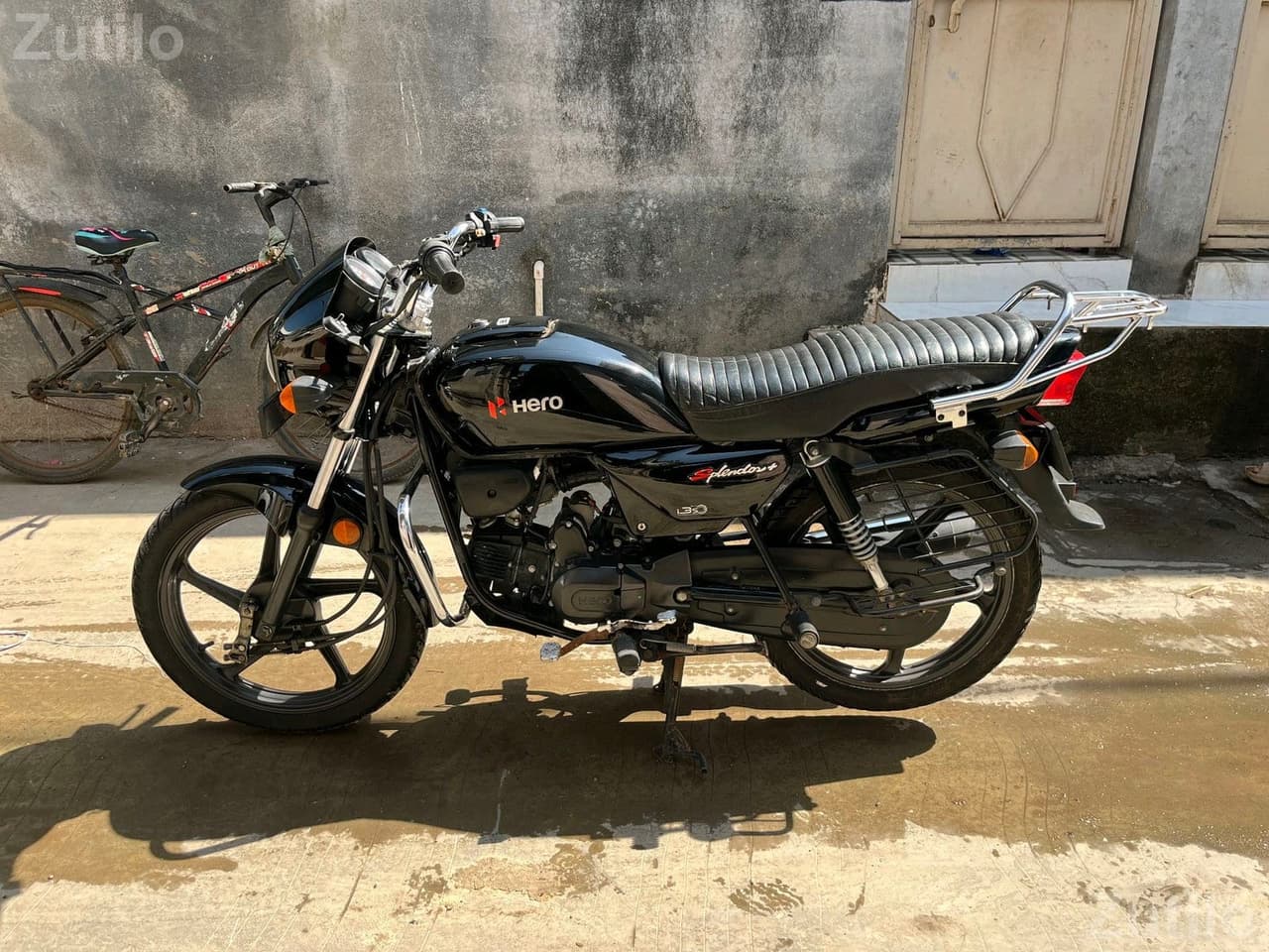 Hero Splendor Plus 2022 Bike 11700 Km Hero Splendor Plus 2022 Bike 11700 Km